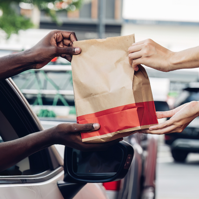 ドライブスルーで…客「ハンバーガーセット2つお願いします」→店員「お待たせいたしました！」帰宅後、袋の中身を確認すると…「あー！」まさかの悲劇発生！？